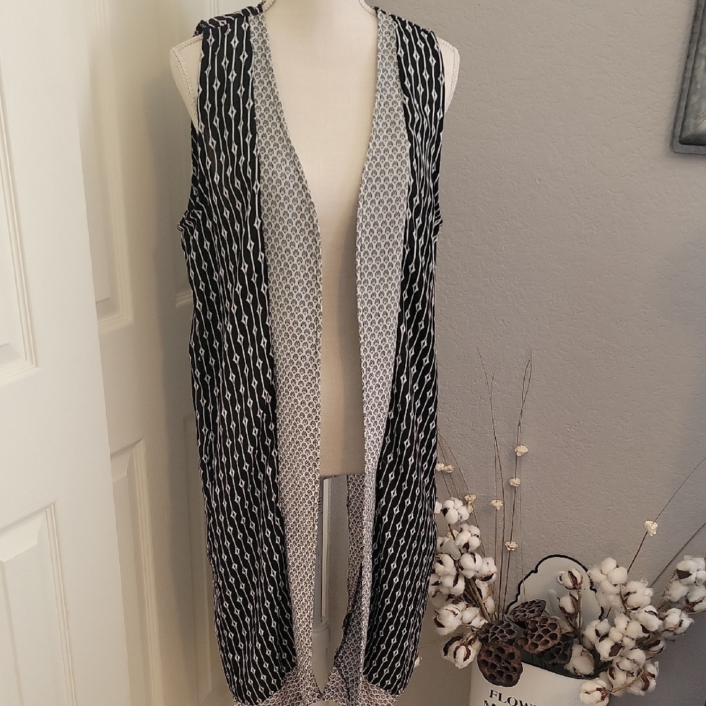 Chelsea & Theodore Monochrome Geometric Duster